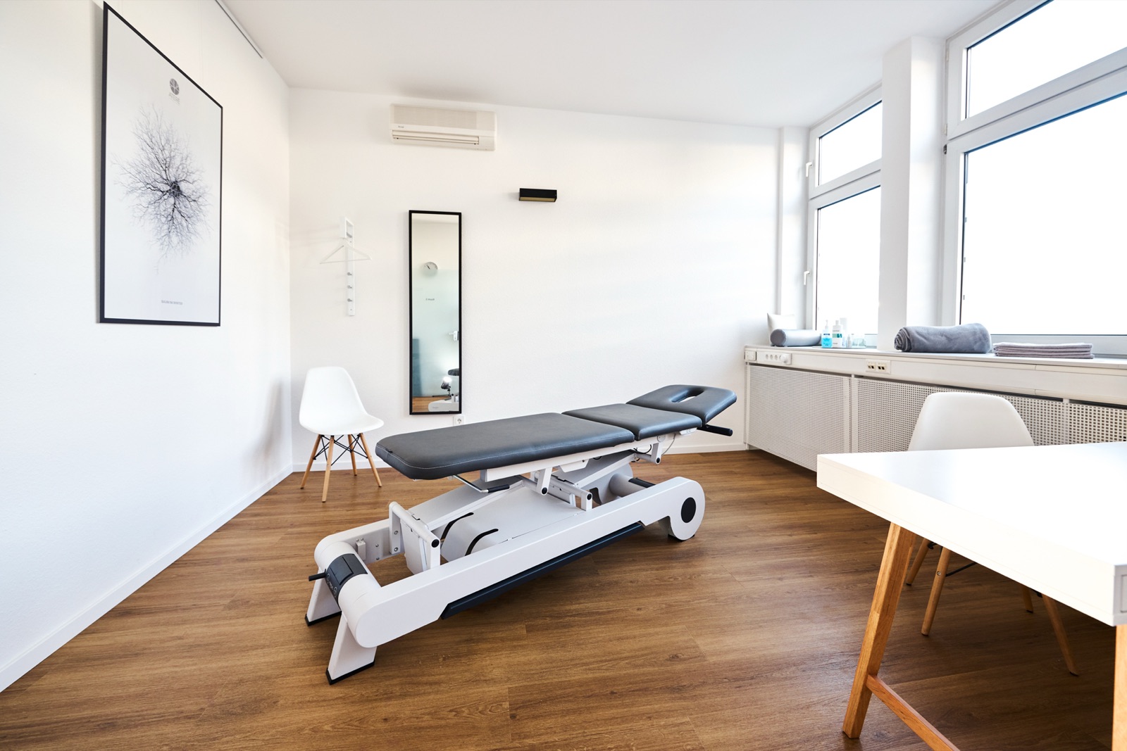 Behandlungsraum mit moderner Liege